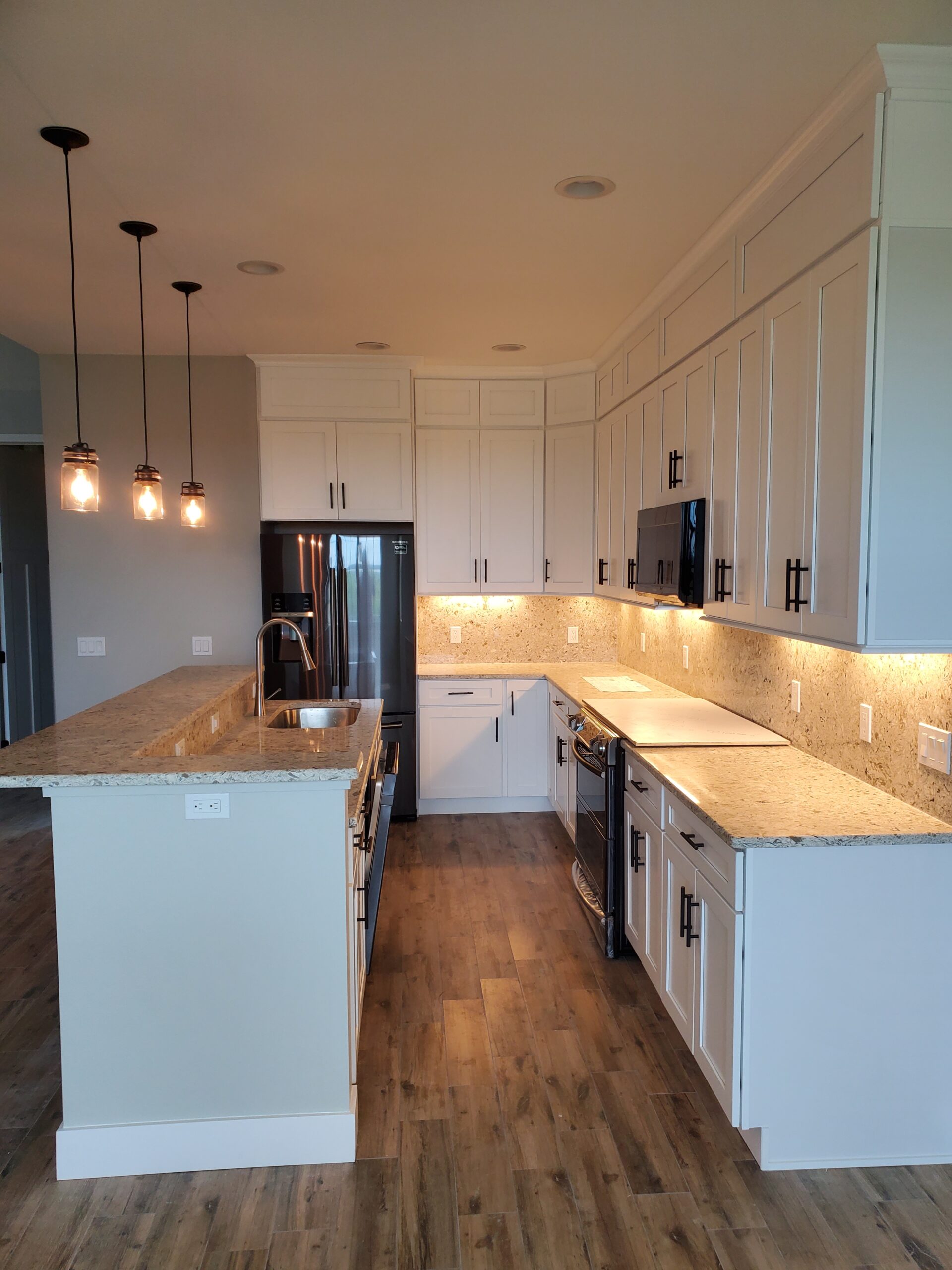 White Shaker- Full Quartz backsplash1